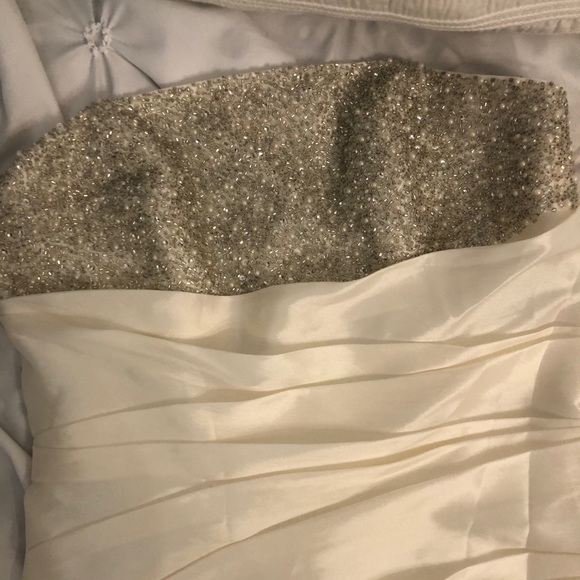 Beautiful white formal dress 🌸 - Picture 3 of 5